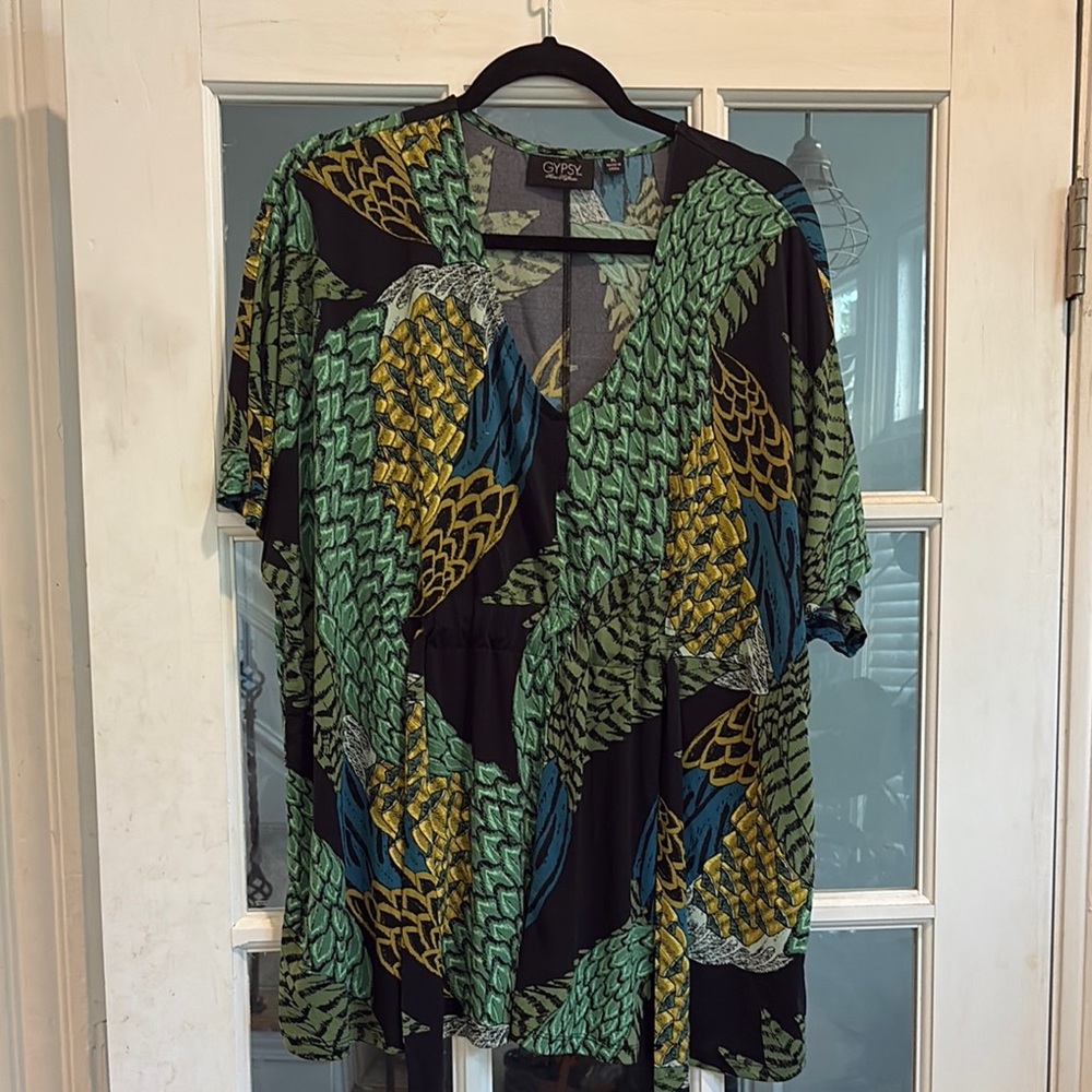 Chic Black And Green Patterned Blouse - image 1